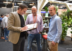 Dennis Smits van Ammerlaan, links, samen met Marcel de Jong en Berry Peters van de Intratuin Greencentre. De lach van Dennis kan maar eén ding betekenen: hij is druk een order aan het schrijven.